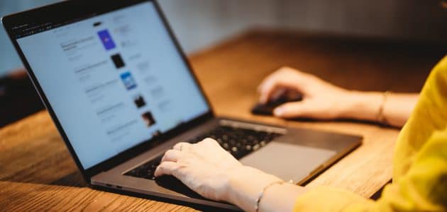 6 Easy Ways To Refresh Your Marketing 2 Lady working at her computer